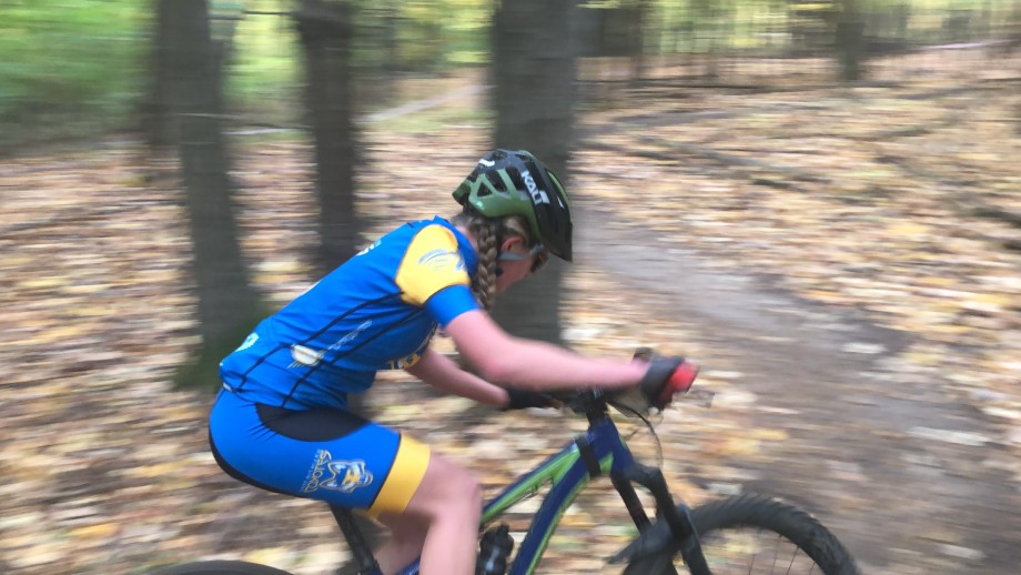 Image of Anabel racing a mountain bike time trial.